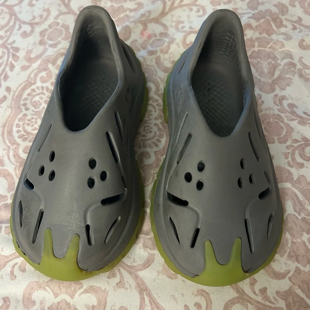 SIA (SOMEWHERE IN AMERICA)  SLIP ON SHOES  SIZE 9/10 C